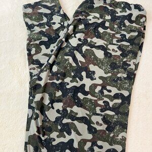 Lularoe Tall & Curvy Camo leggings - green black